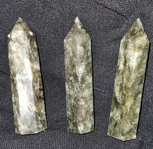Load image into Gallery viewer, Green Mica Point
